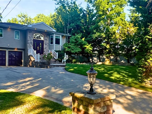  7 BR,  4.00 BTH &nbsp;Hi ranch style home in Plainview