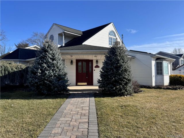  4 BR,  2.00 BTH &nbsp;Colonial style home in Hicksville