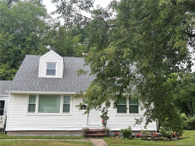  1 BR,  1.00 BTH &nbsp;Cape cod style home in East Northport