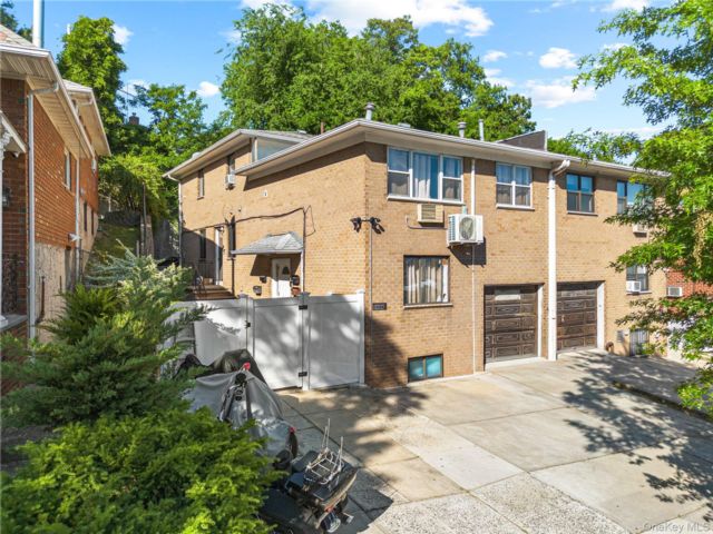  5 BR,  5.00 BTH &nbsp;Other style home in Glen Oaks