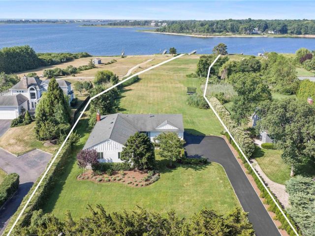  4 BR,  4.00 BTH &nbsp;Ranch style home in East Quogue