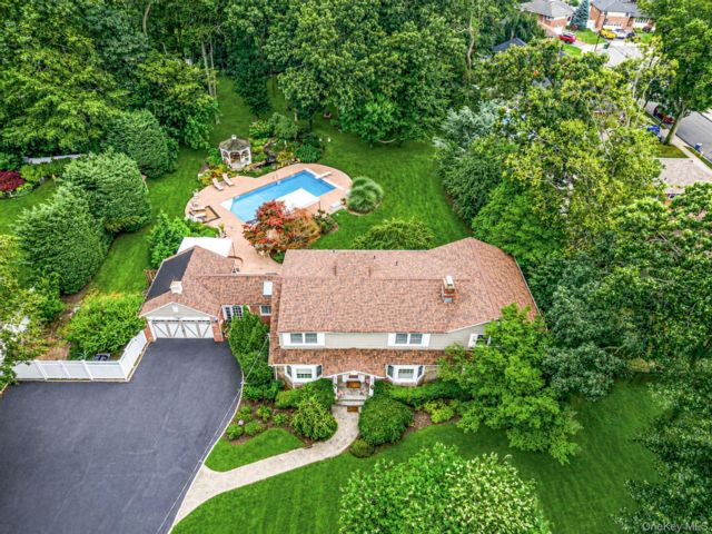  5 BR,  3.00 BTH &nbsp;Colonial style home in East Meadow