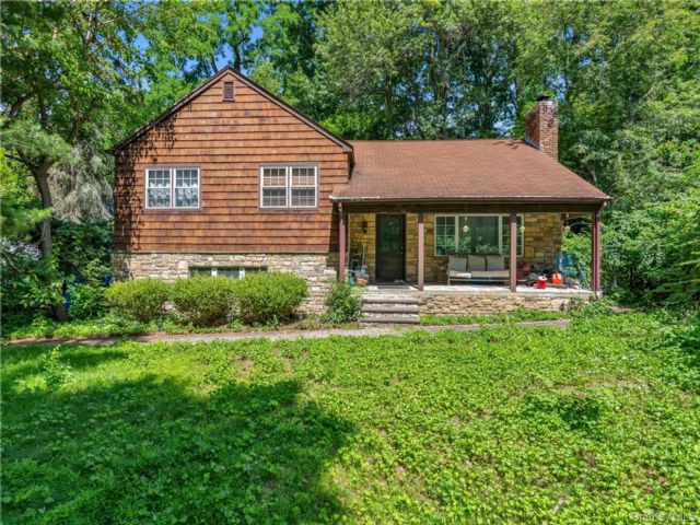  3 BR,  2.00 BTH &nbsp;Split ranch style home in Sea Cliff