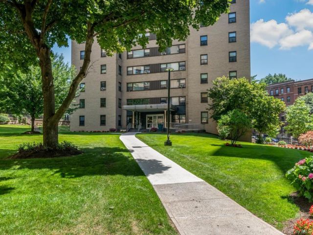  3 BR,  2.00 BTH &nbsp;High rise style home in Jerome Avenue
