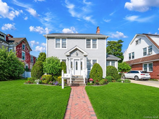  3 BR,  2.00 BTH &nbsp;Colonial style home in Hempstead