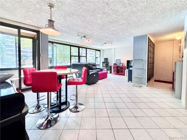  3 BR,  1.00 BTH &nbsp;Mid rise style home in Beechhurst