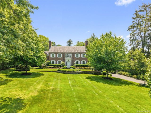  5 BR,  6.00 BTH &nbsp;Colonial style home in Scarsdale