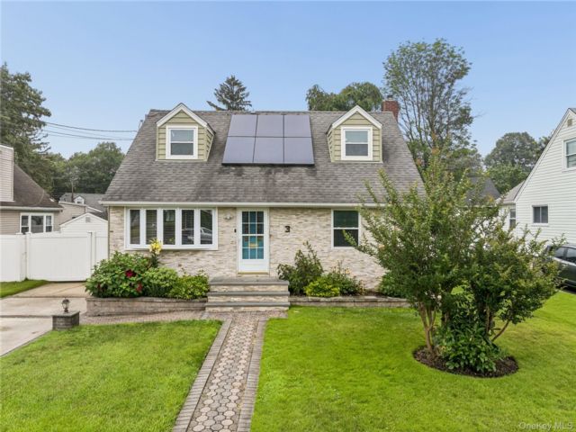  4 BR,  2.00 BTH &nbsp;Cape cod style home in Westbury