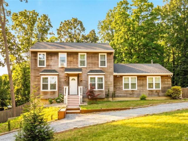  5 BR,  4.00 BTH &nbsp;Colonial style home in Brookhaven