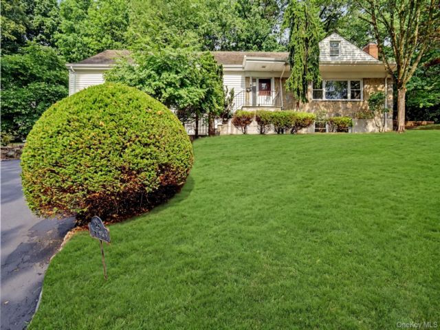  4 BR,  3.00 BTH &nbsp;Raised ranch style home in Hartsdale