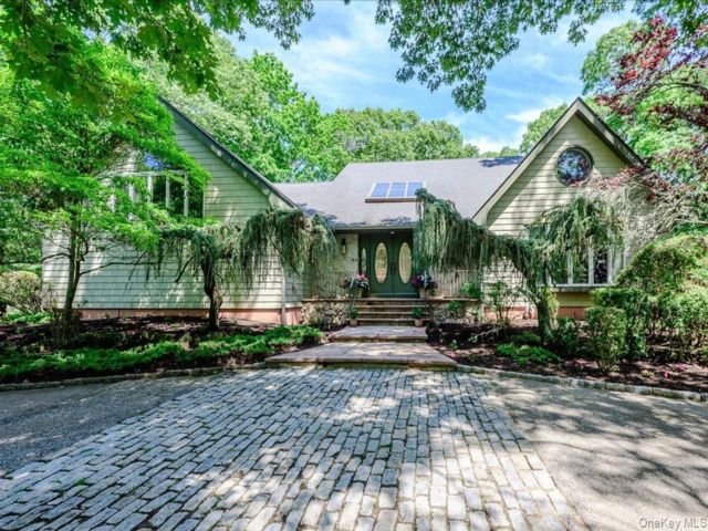  6 BR,  4.00 BTH &nbsp;Exp ranch style home in East Islip