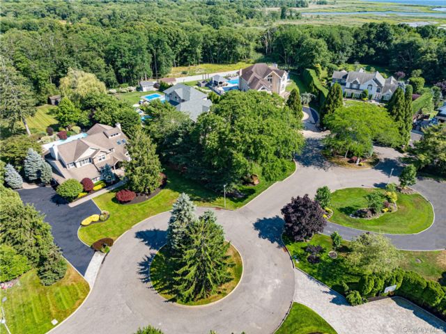  5 BR,  3.00 BTH &nbsp;Traditional style home in East Islip