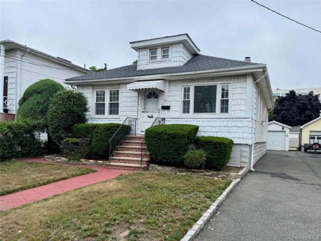  2 BR,  1.00 BTH &nbsp;Ranch style home in Lynbrook