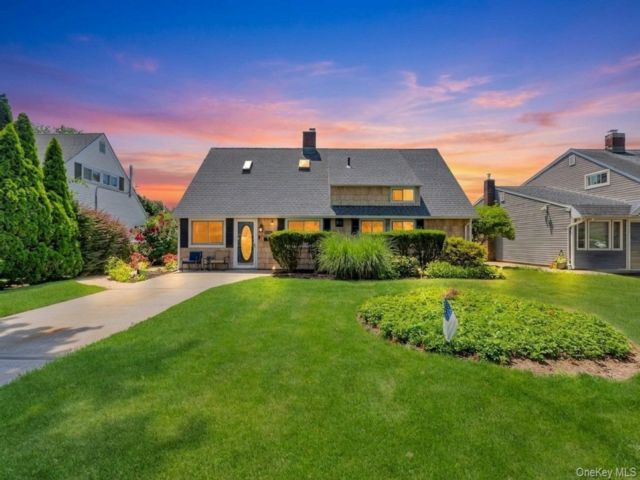  4 BR,  2.00 BTH &nbsp;Exp ranch style home in Hicksville