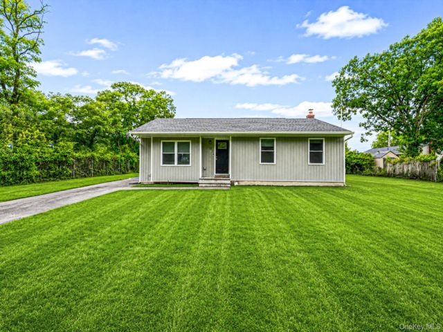  3 BR,  2.00 BTH &nbsp;Ranch style home in Farmingdale