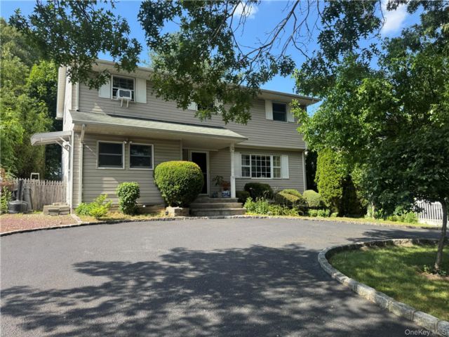  5 BR,  4.00 BTH &nbsp;Colonial style home in Melville