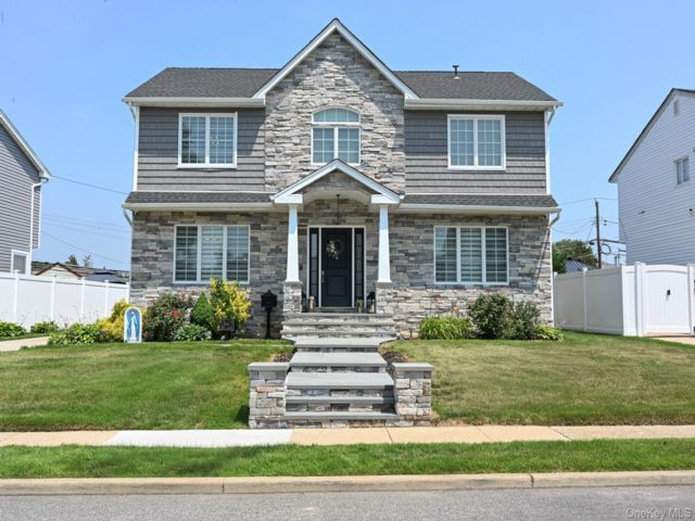  5 BR,  4.00 BTH &nbsp;Colonial style home in Franklin Square