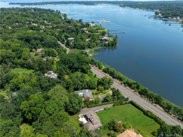  5 BR,  4.00 BTH &nbsp;Contemporary style home in Great Neck