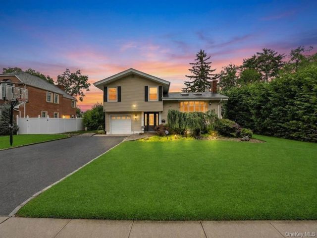  4 BR,  3.00 BTH &nbsp;Split level style home in Jericho