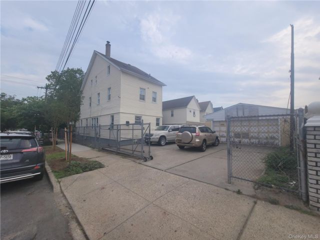 6 BR,  3.00 BTH &nbsp;House style home in Ozone Park