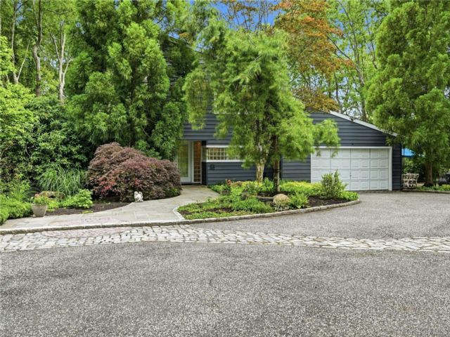  3 BR,  3.00 BTH &nbsp;Contemporary style home in Manorville
