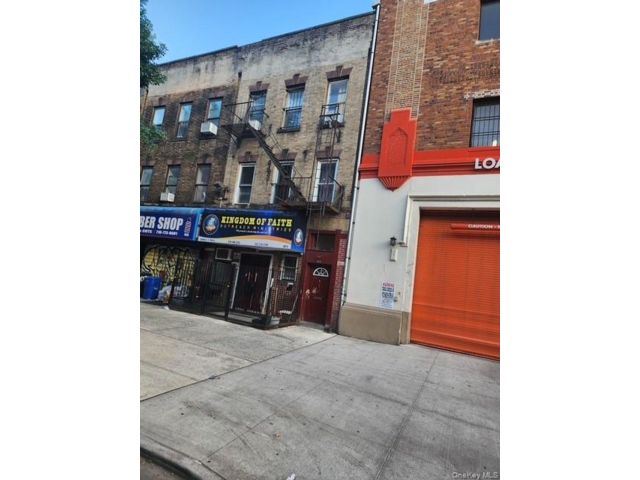  6 BR,  2.00 BTH &nbsp;Colonial style home in Crown Heights