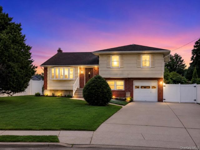  4 BR,  2.00 BTH &nbsp;Split level style home in Franklin Square