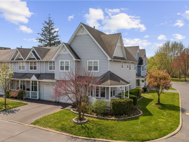  3 BR,  4.00 BTH &nbsp;Condo style home in Central Islip