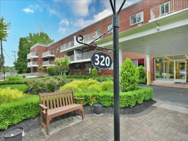  2 BR,  2.00 BTH &nbsp;Mid rise style home in Great Neck