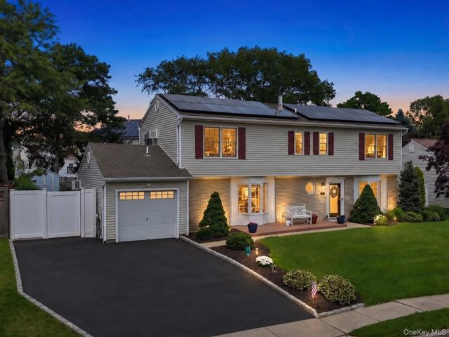  4 BR,  3.00 BTH &nbsp;Colonial style home in Holbrook