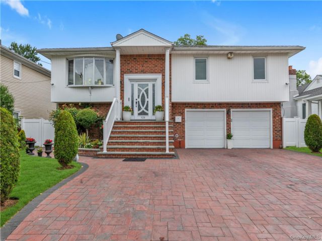  4 BR,  4.00 BTH &nbsp;Hi ranch style home in Valley Stream