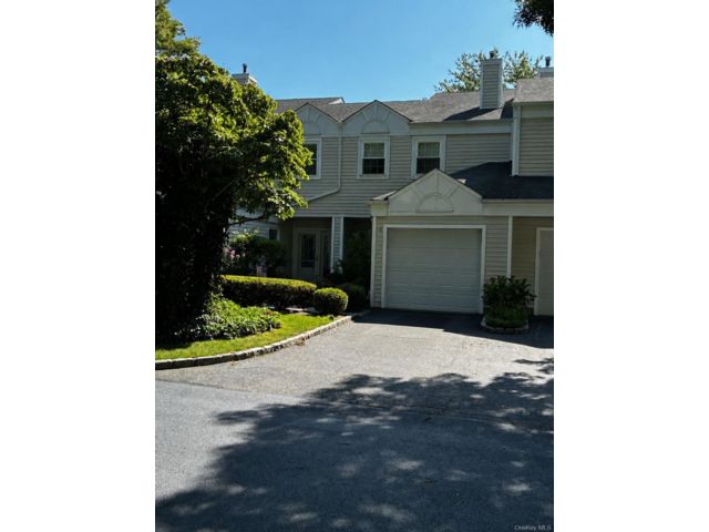  2 BR,  2.00 BTH &nbsp;Condo style home in Manorville