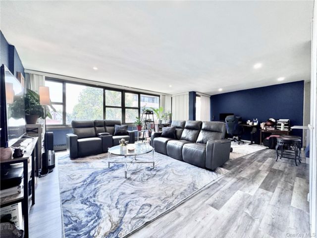  1 BR,  1.00 BTH &nbsp;Mid rise style home in Beechhurst