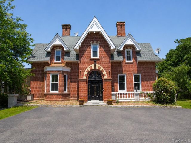  5 BR,  4.00 BTH &nbsp;Colonial style home in Beacon