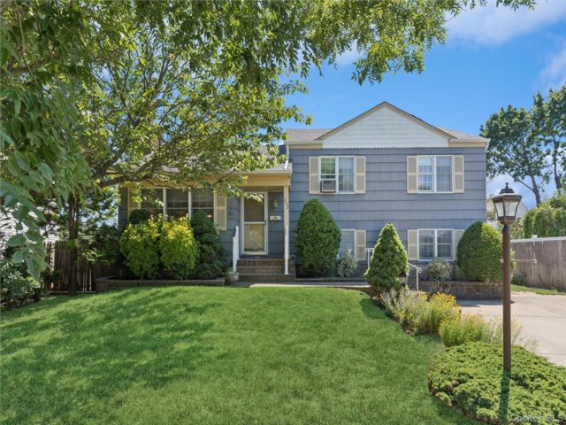  6 BR,  4.00 BTH &nbsp;Split level style home in Massapequa