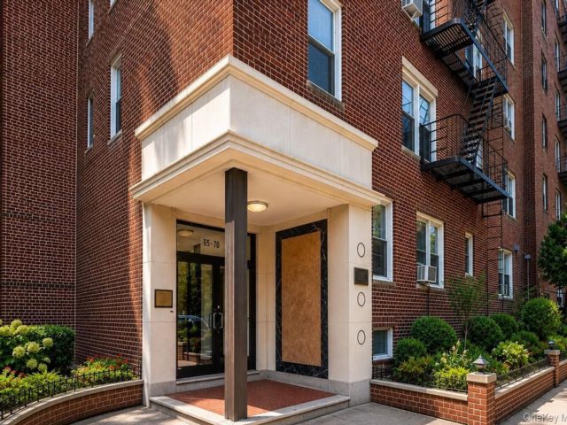 2 BR,  1.00 BTH &nbsp;Mid rise style home in Rego Park