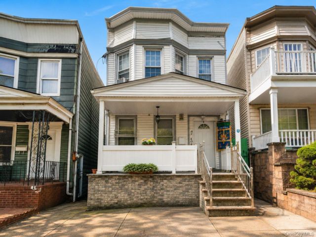  4 BR,  3.00 BTH &nbsp;Colonial style home in Woodhaven