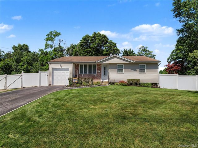  5 BR,  4.00 BTH &nbsp;Exp ranch style home in Central Islip
