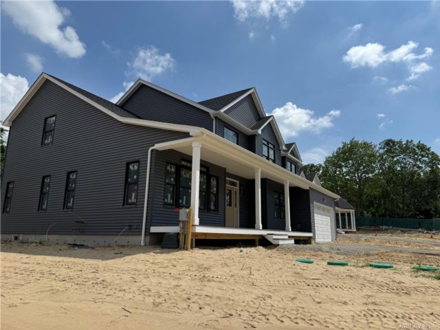  5 BR,  4.00 BTH &nbsp;Colonial style home in Smithtown