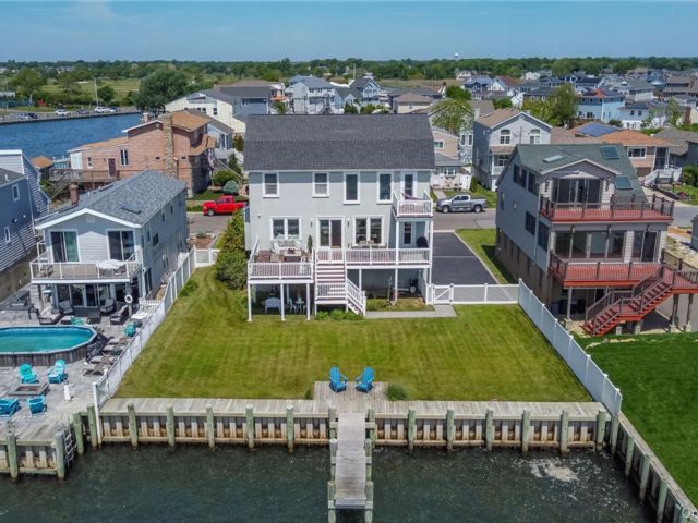  3 BR,  3.00 BTH &nbsp;Colonial style home in Babylon