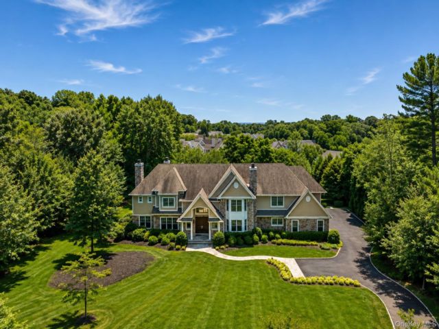  7 BR, 10.00 BTH &nbsp;Colonial style home in Muttontown