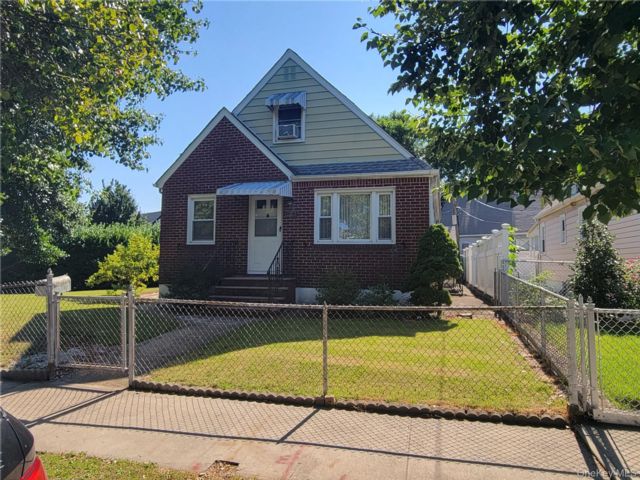  3 BR,  2.00 BTH &nbsp;Cape cod style home in Bellerose