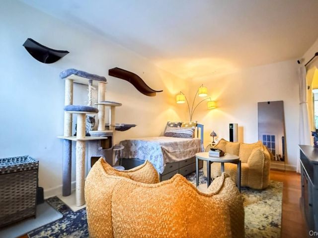  2 BR,  1.00 BTH &nbsp;Colonial style home in Astoria