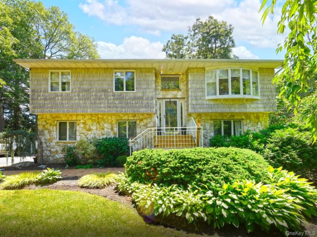  4 BR,  3.00 BTH &nbsp;Hi ranch style home in South Huntington