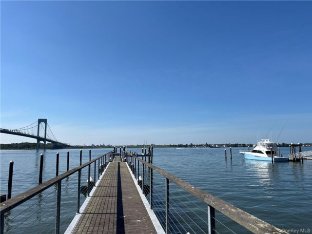 3 BR,  3.00 BTH &nbsp;Contemporary style home in Whitestone