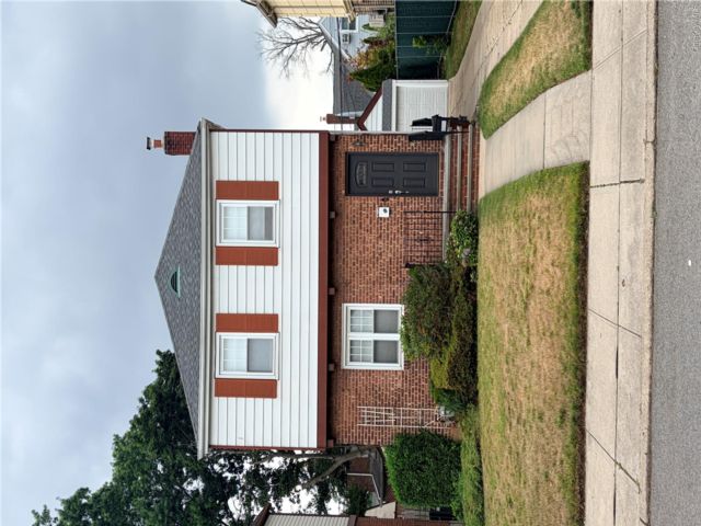  3 BR,  2.00 BTH &nbsp;Colonial style home in Fresh Meadows