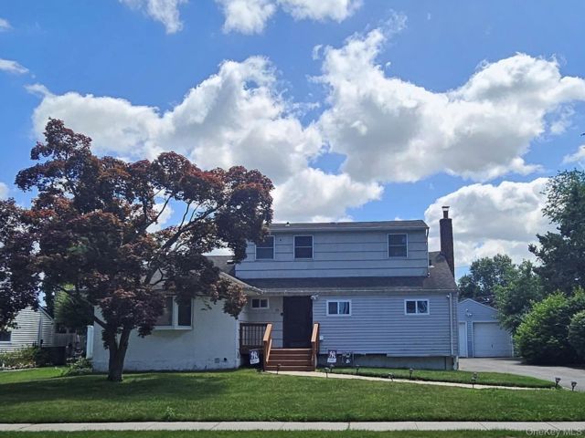  4 BR,  3.00 BTH &nbsp;Exp ranch style home in Syosset