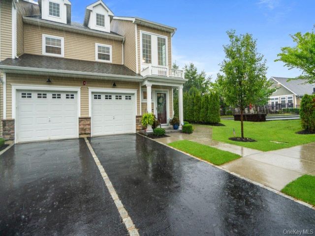  2 BR,  2.00 BTH &nbsp;Condo style home in Blue Point