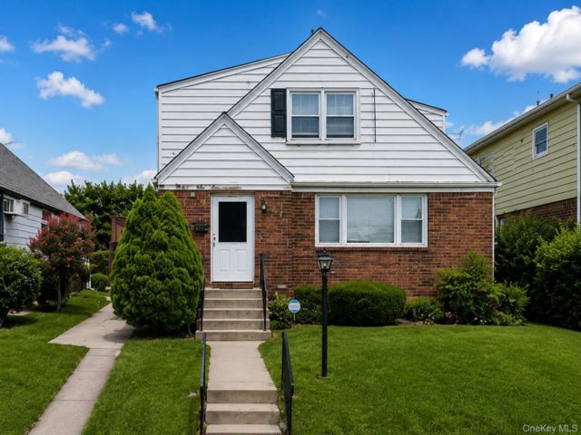  3 BR,  1.00 BTH &nbsp;Exp cape style home in Kew Garden Hills