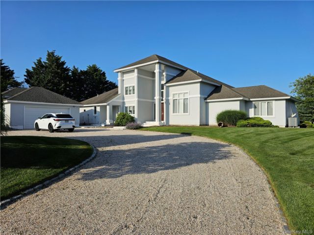  5 BR,  7.00 BTH &nbsp;Contemporary style home in Westhampton